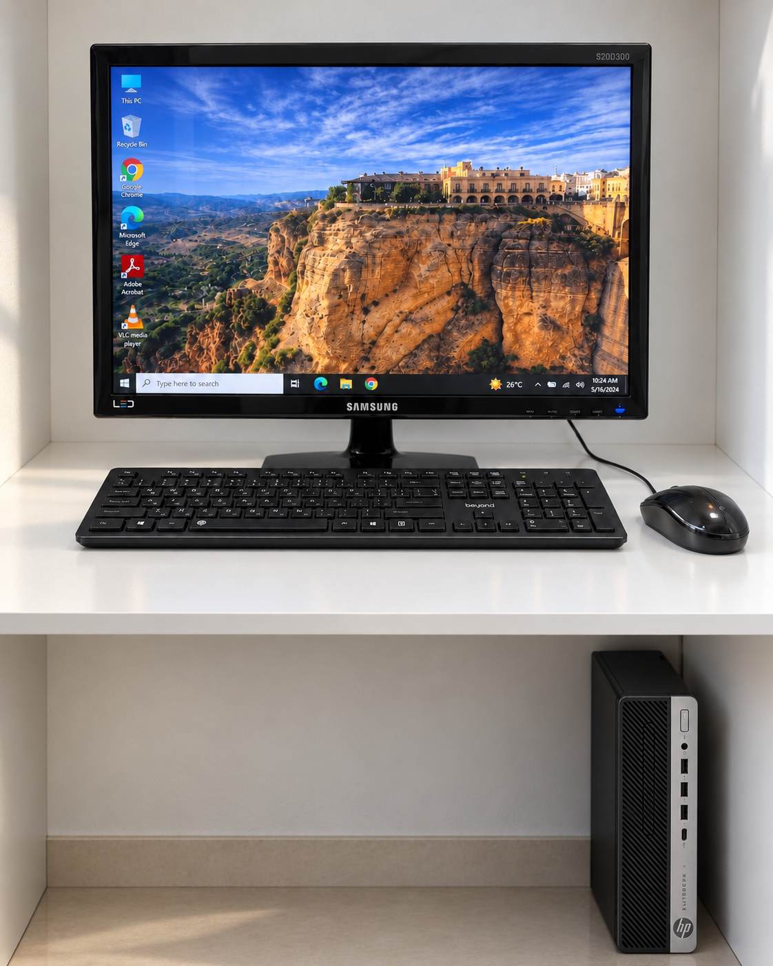 مینی کیس HP EliteDesk 705 G4 با مانیتور و لوازم مینی کیس HP EliteDesk 705 G4 SFF در کنار مانیتور، کیبورد و ماوس
