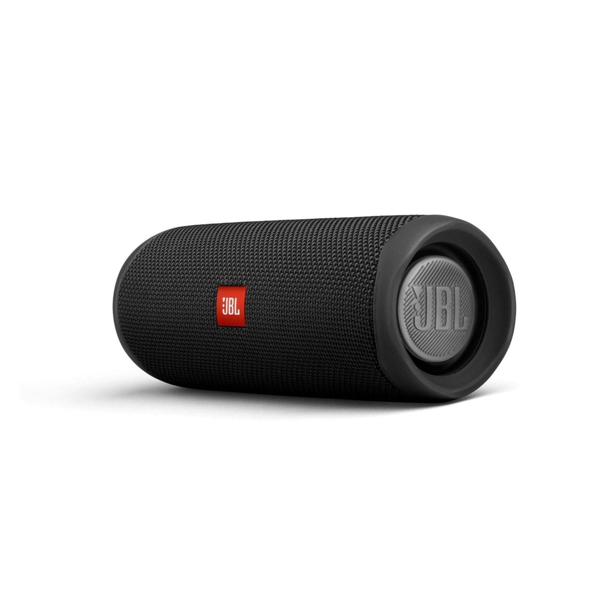 اسپیکر JBL Flip 5 مشکی – نمای زاویهدار نمای زاویهدار اسپیکر مشکی JBL Flip 5 با نشان JBL در بخش کناری