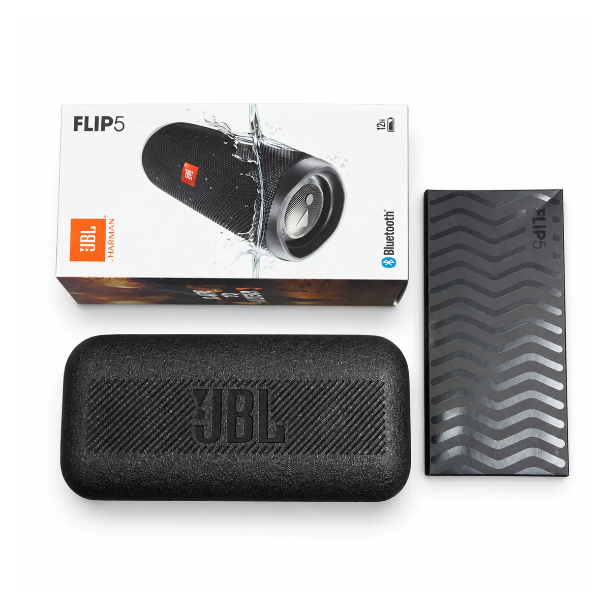 JBL Flip 5 – جعبه و بستهبندی جعبه JBL Flip 5 در کنار محفظهٔ داخلی مشکی و بستهٔ باریک طرحدار